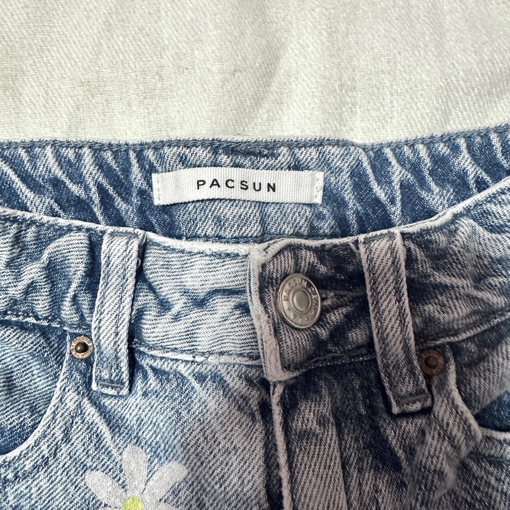 PacSun Blue Denim Women Shorts with Daisy Print Size 22 - Picture 2 of 4